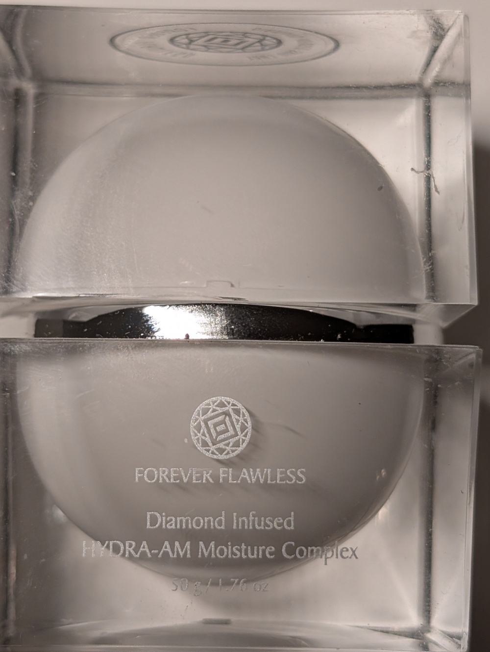Forever Flawless White Diamond
HYDRA-AM Moisture Complex Cream.